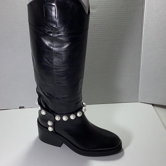 Jimmy Choo
Tonya 70 leather boots. Note one pearl is off(refer to the picture) - Picture 6 of 13